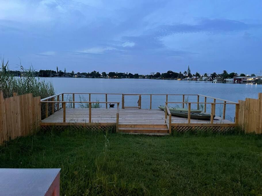 Supervilla - Lakefront - Sunsets, Kayaks, Grill 劳德代尔堡 外观 照片